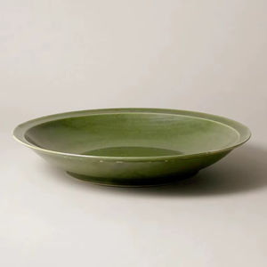 Tazón de Cerámica Verde Oliva con Borde Ancho, Diseño Elegante y Poco Profundo, Acabado Brillante, Apto para Alimentos, Duradero, Ideal para Decoración de Comedor Moderno - Product Image 1