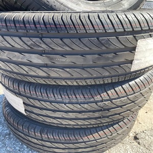 Pneus haute performance 225/55/16 offrant une adhérence exceptionnelle, un contrôle réactif, un bandeau durable et une conduite confortable - Product Image 1