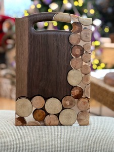 Planche à découper haut de gamme personnalisée en bois et résine pour la préparation des aliments en restaurant, le service de charcuterie, les cadeaux de mariage et les cadeaux d'entreprise - Product Image 6