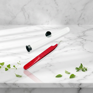 Pince à cils rouge de finition avec manche texturé pour une application précise des extensions de cils par des artistes professionnels - Product Image 5