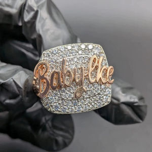 Anillo de Moissanita de Lujo con Nombre Personalizado, Estilo Hip Hop, Plata 925, Chapado en Oro, Engaste de Garras, Certificado IGI, Joyería Brillante Estilo Rapper - Product Image 1