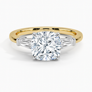 Anillo de Diamantes con Corte Cojín, Tres Piedras, 3 Quilates, Piedras Laterales Cónicas Baguette, Oro Amarillo, Joyería de Compromiso, Certificado IGI, Lujo - Product Image 1