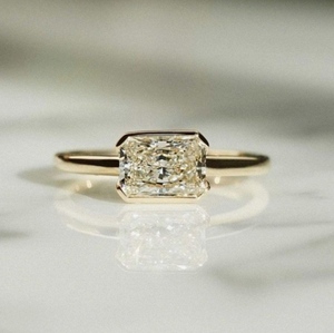Bague de fiançailles classique pour femme en or blanc 18 carats avec diamant de laboratoire taille radiant East West demi-sertie, certifiée IGI - Product Image 1