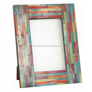 Marco de Fotos de Madera Ajustable con Mosaico Lineal Hecho a Mano |   Marco de Fotos Artístico y Duradero para una Decoración Vibrante del Hogar - Product Image 1