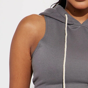 Ensemble 2 pièces pour femme : Crop top à capuche et short gris, sans manches, décontracté, sportswear, couleur unie, tricoté en coton et élasthanne, printemps-été - Product Image 5