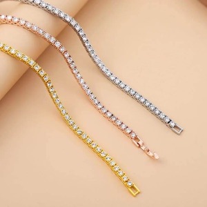 Bracelet en diamant Moissanite très demandé, bijoux de luxe pour femmes, accessoire de mode scintillant, disponible à la vente - Product Image 5