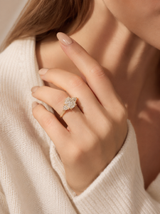 Anillo de Compromiso de Lujo al por Mayor en Oro de 14K con Tres Piedras de Moissanita Corte Radiante, Joyería Fina Personalizada para Bodas y Fiestas - Product Image 5