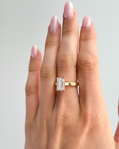 แหวนเพชรแล็บทรงเอเมอรัลด์รูปยาว 4 กะรัต หรูหรา ทองคำขาว 14k แหวนหมั้นแบบ 4 กรงเล็บ วงแหวนแบบ Cathedral ขนาด 3 มม. - Product Image 5