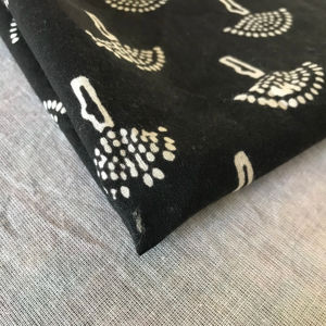 Tela de Algodón Puro con Estampado a Mano, Diseño Étnico en Blanco y Negro, Textil Indio al por Mayor - Product Image 4