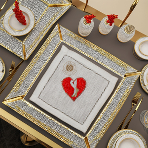 Serviette élégante avec broderie raffinée, durable, idéale pour les tables de luxe et les célébrations mémorables. - Product Image 4