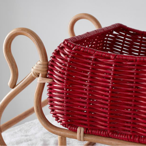 Cesta de mimbre navideña con cuerpo tejido en rojo y cajas de regalo para decoración de mesa en eventos. - Product Image 3