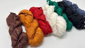 Ruban de sari multicolore 100% soie fabriqué à partir de soie recyclée pour l'artisanat, l'emballage cadeau, le tissage, la décoration de bijoux, les projets créatifs - Product Image 3