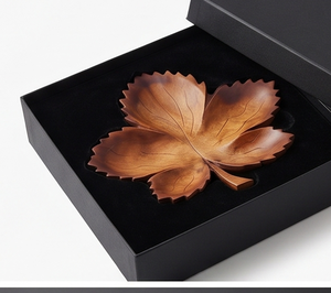 Élégante assiette de service en bois faite à la main en forme de feuille avec motif végétal gravé, design minimaliste pour une table raffinée - Product Image 6