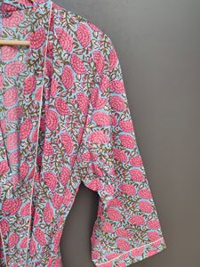 Bata Larga para Mujer con Estampado Floral, Ecológica, Transpirable, Manga Tres Cuartos, Azul Cielo y Rosa, Patrón Suave, Algodón Tejido, Informal - Product Image 4
