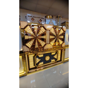 El mostrador cuenta con paneles iluminados, elegantes motivos decorativos y arreglos florales ornamentales. - Product Image 6