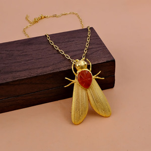 สร้อยคอจี้รูปแมลง ทองเหลืองประดับคาร์เนเลียนและออนิกซ์สีเขียว แกะสลักจากอัญมณี ดีไซน์ทันสมัย ชุบทอง 18K งานแฮนด์เมด ขายส่ง - Product Image 1