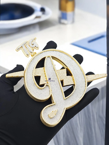 Colgante de Letra Personalizado de Lujo con Incrustaciones de Moissanita VVS, Joyería Hip Hop con Acabado Dorado - Product Image 2
