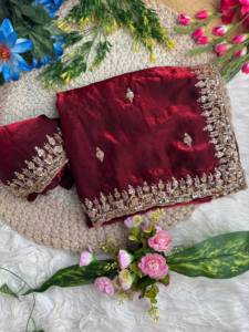 Sari de satén Fandy con diseño de cuentas de diseño, trabajo Dana, Butti y Aarco, y blusa a juego con trabajo de cuentas Dana. - Product Image 1