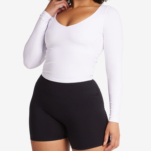 Top corto negro de manga larga con cuello en V para mujer, con ribete rosa y estampado de logotipo, estilo deportivo ajustado - Product Image 4