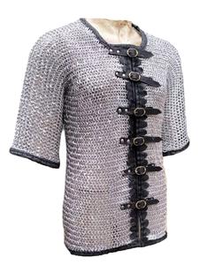 Haut de gilet en maille artisanal avec garniture en cuir, en acier doux, anneaux rivetés plats, manches longues, pour reconstitution historique de l'armure de chevalier. - Product Image 1