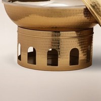 Plat à chafing doré martelé de luxe en laiton avec couvercle en dôme et base arquée pour buffet, idéal pour la restauration hôtelière et les fournitures de Ramadan
