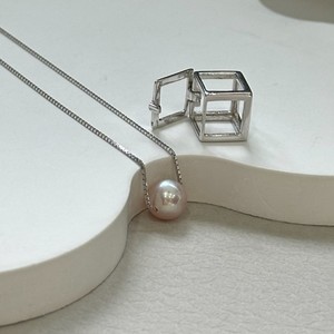 Collar con Colgante Redondo de Agua Dulce Natural, Caja Cuadrada Brillante Decorada con Hexaedro, Diseño Único de Nicho Zhuji - Product Image 3