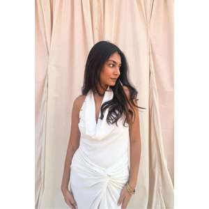 Robe longue élégante blanche pour femme, col en V, sans manches, coupe ample, froncée à la taille naturelle avec fente latérale, idéale pour les soirées - Product Image 2