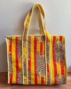 Sac à bandoulière matelassé en coton avec fermeture éclair, style ethnique indien, imprimé tigre jaune et rouge, fait main, pour femme, vente en gros - Product Image 5