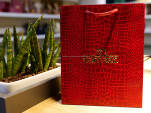 Elegantes bolsas de papel de tamaño mediano para embalaje de regalo de joyería de lujo Opciones de acabado de material Premium diseñadas para marcas de lujo - Product Image 2