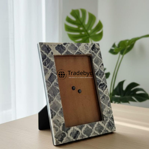 Cadre photo créatif en résine de qualité supérieure, fait main, léger, finition brillante par Tradebyd - Product Image 2