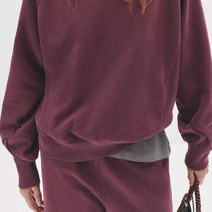 เสื้อสเวตเชิ้ตคอกลมสีเบอร์กันดีสำหรับผู้หญิง แขนยาว สีพื้น ผ้าถักเนื้อฝ้าย ระบายอากาศได้ดี เหมาะสำหรับใส่ในฤดูใบไม้ร่วง มีโลโก้ตัวอักษรด้านหน้า - Product Image 3