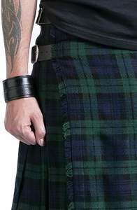 Kilt utilitario tartán negro para hombre con bolsillos tipo cargo y correas ajustables - Product Image 5