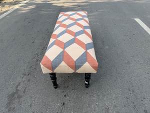 Banc rembourré en coton écologique fait main par Kuldeep Handicrafts |   Banc décoratif à motifs géométriques |   Pouf en bois rustique avec pieds en bois - Product Image 2