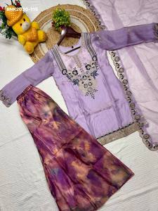 Conjunto de Kurti Corto de Satén de Alta Calidad con Bordado y Pantalones Plazzo con Estampado Shibori, Proveedor Indio, Exportador de Moda Femenina - Product Image 6