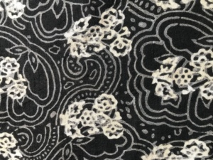 ผ้าฝ้ายพิมพ์ลายด้วยมือสีดำและสีขาว ลายดอกไม้เพสลีย์แบบดั้งเดิม |   ตลาดขายส่งเจียปุร์ - Product Image 2