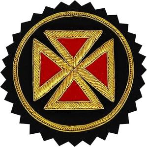 Badge Rosette Croix de la Grande Commanderie des Chevaliers Templiers – Broderie à la main en fil d'or sur velours rouge - Product Image 1