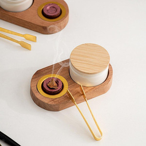 Ensemble brûleur d'encens en bois avec base ovale, pot de rangement en métal blanc avec couvercle en bois, insert de brûleur doré et pinces pour les encens - Product Image 2