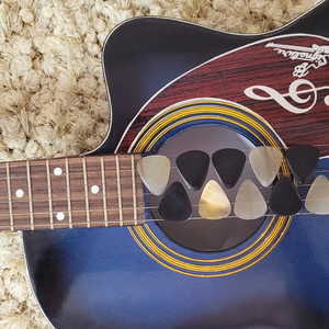 Juego de 10 púas triangulares exóticas de cuerno de búfalo real con orificio para un mejor agarre - Product Image 5