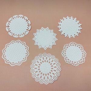 Accessoires pour maison de poupée miniature 1:12, napperons ronds en papier dentelle classique délicat sculpté pour mini décoration - Product Image 2