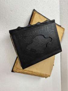 Cuaderno Clásico de Cuero con Tapa Dura Negra Repujada, Estilo Vintage, con Papel Hecho a Mano con Borde Decorativo, para Escribir y Regalar - Product Image 4