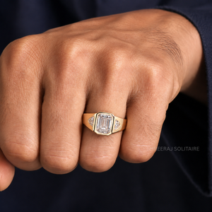 Anillo de Diamante Cultivado en Laboratorio con Corte Esmeralda de 2 Quilates, Certificado por IGI, para Hombre, con Piedras Laterales Trillón, Engaste de Bisel, Oro Sólido - Product Image 3