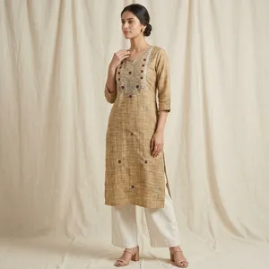Kurti en jute et coton marron pour femmes, col rond, broderie, tunique droite, manches trois quarts, détails floraux, vêtements ethniques décontractés - Product Image 3