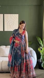 Conjunto de vestido de organza suave premium con estampado digital de motivos patola, falda amplia, ropa étnica, dupatta de organza suave con borde estampado, ropa de lujo. - Product Image 4