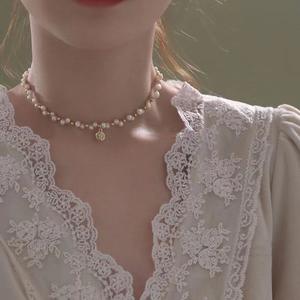 Collier pendentif vintage en petite pièce d'or et perle d'eau douce, chaîne de clavicule élégante haut de gamme, design de niche polyvalent et luxueux - Product Image 2