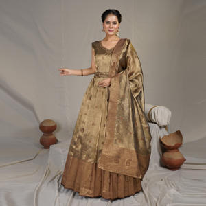 Robe longue en soie Banarasi avec motifs tissés Zari, tenue de fête traditionnelle ethnique pour femmes, avec ensemble dupatta. - Product Image 3