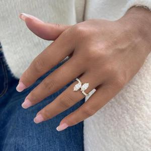 Anillo Toi et Moi con diamante talla marquesa en oro amarillo macizo con banda pavé, anillo de compromiso con diamante cultivado en laboratorio, diseño moderno de bypass abierto. - Product Image 2