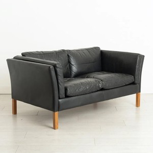 Sofá de Dos Plazas de Diseño Moderno Danés de Mediados de Siglo, Tapizado Elegante con Estructura de Madera Sólida, Alta Demanda, Precio de Exportación al por Mayor - Product Image 1