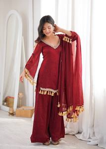 Conjunto indio-pakistaní color borgoña con bordados, borlas, hombros descubiertos, top Anarkali, pantalones de pierna ancha y dupatta para fiestas y bodas - Product Image 2