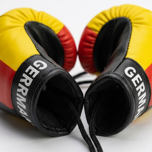 Mini-gant de boxe en cuir PU avec design personnalisé du drapeau allemand – Ornement à suspendre au tableau de bord, porte-clés, décoration de rétroviseur - Product Image 3