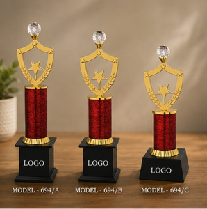 Trofeo Chapado en Oro con Grabado Láser, Columna Roja y Diseño de Escudo de Estrella, Modelo 694, para Premios Deportivos, con Base de Madera Negra - Product Image 1